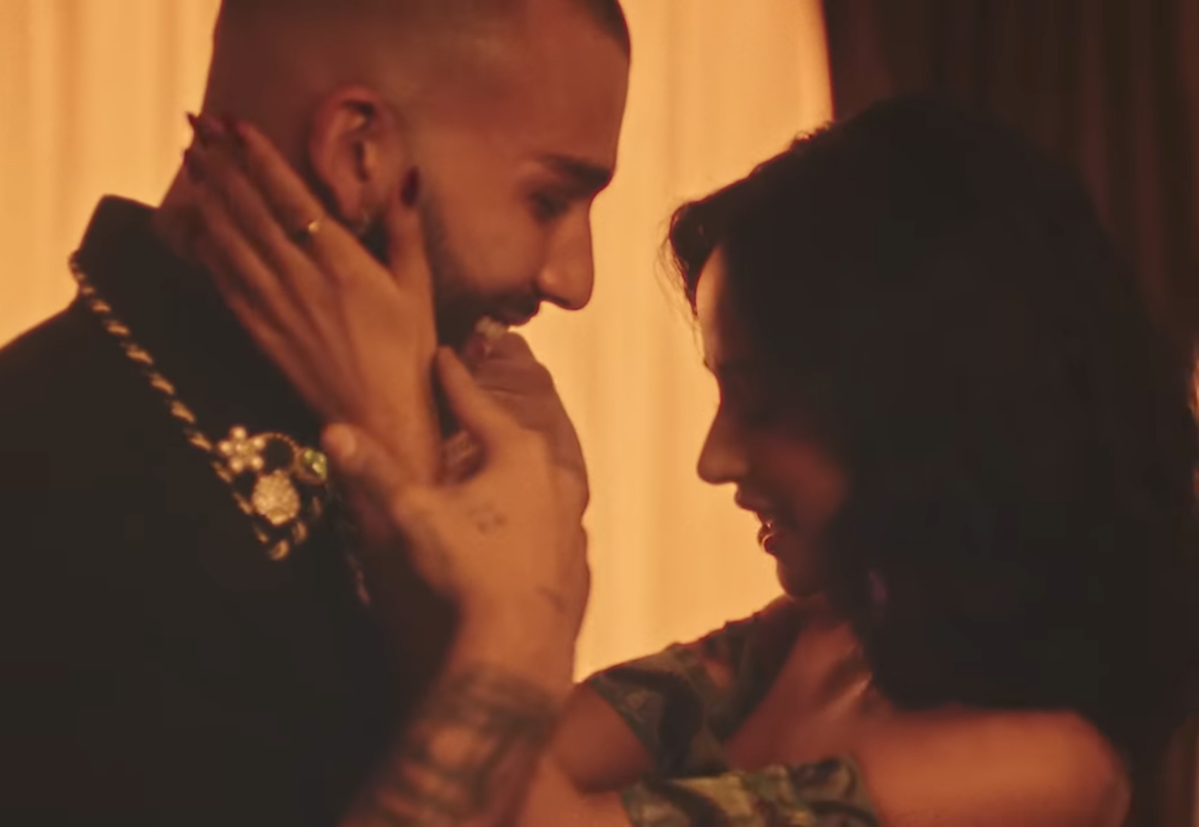"QUÉ HACES", El hit tropical de Becky G y Manuel Turizo